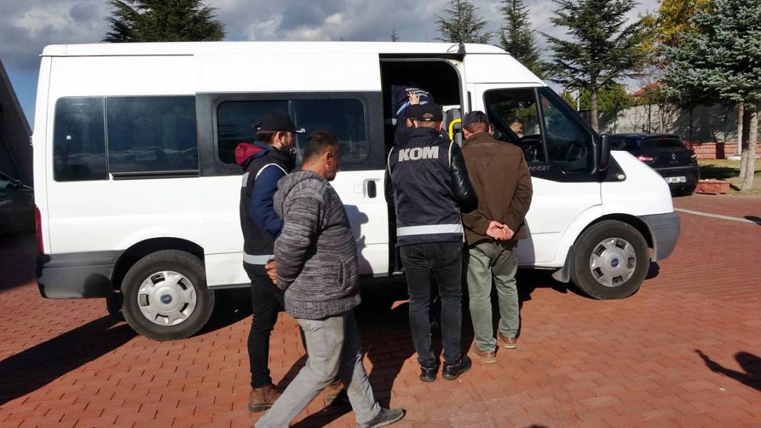 Görevli gibi giyinip sokağı kazdılar: Çıkanlar hayrete düşürdü! Borulara zarar verince gerçek ortaya çıktı 21